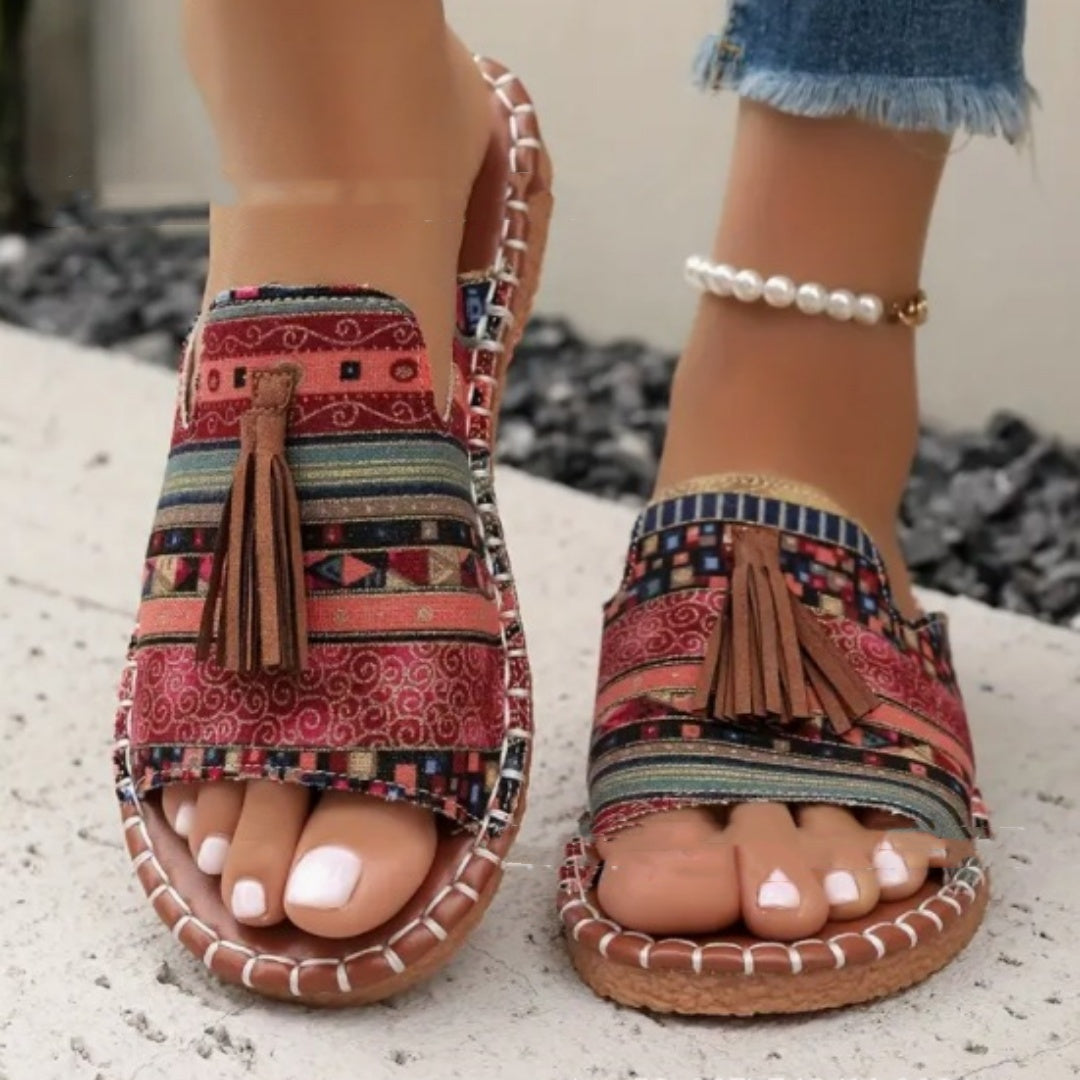 Sandales Plates à Pompons – Confort Bohème & Style Ludique
