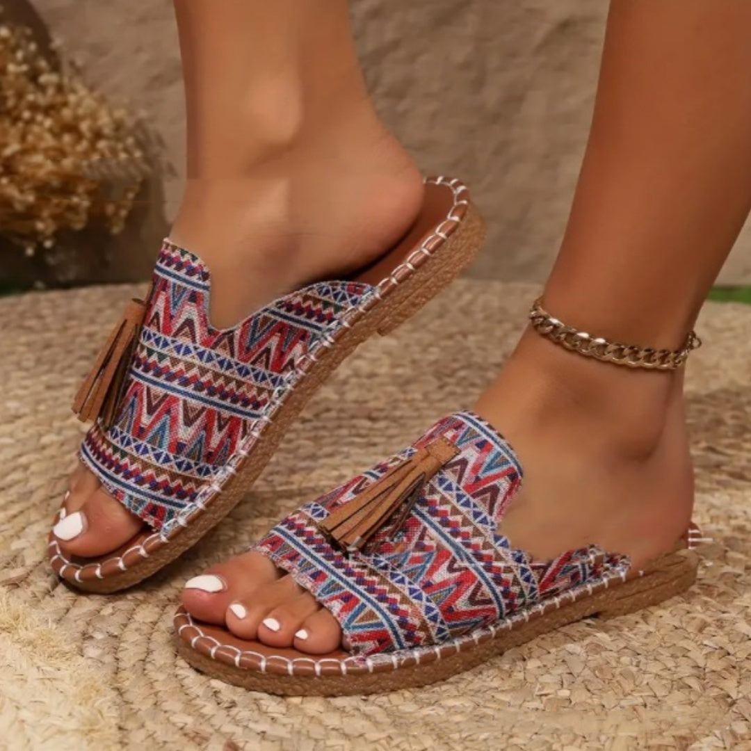 Sandales Plates à Pompons – Confort Bohème & Style Ludique